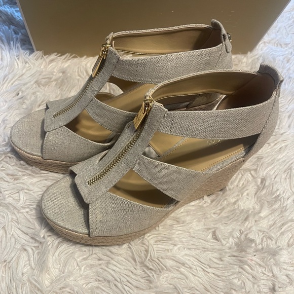 Michael Kors Metallic Linen
Damita Wedge - Picture 2 of 11